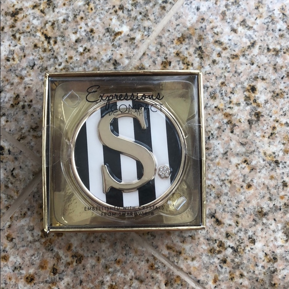 “S” monogram compact